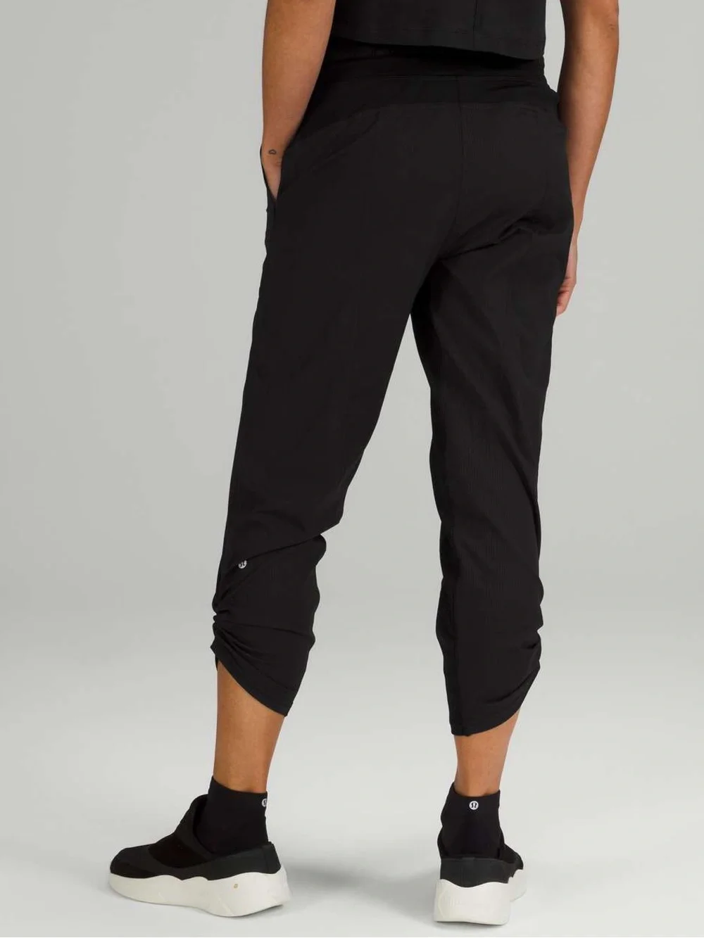 Lululemon Dance Studio Pants Mid-Rise 25” Crop Black casual Athleisure. Sk24